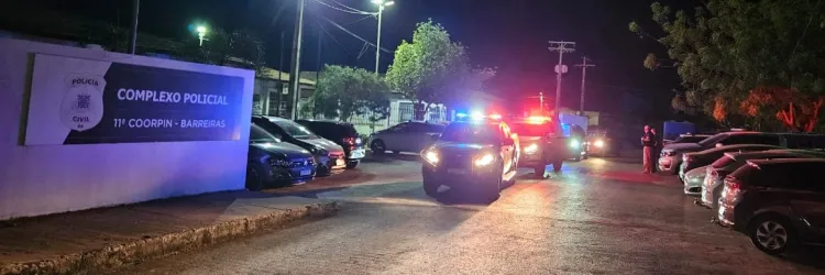 Viaturas com giroflex ligado próximo ao Complexo de Barreiras