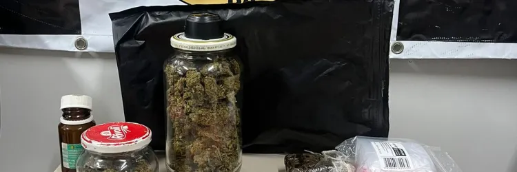 Drogas, celular e outros materiais apreendidos