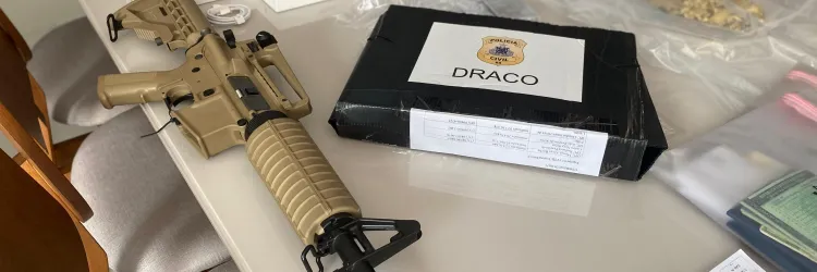 Fuzil, celulares e outros materiais apreendidos