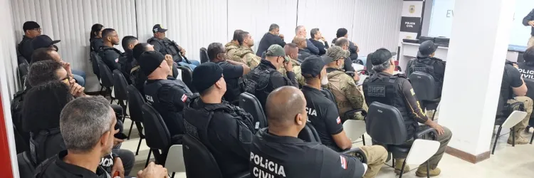 Policiais em briefing