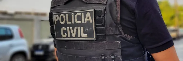 Policial de costas
