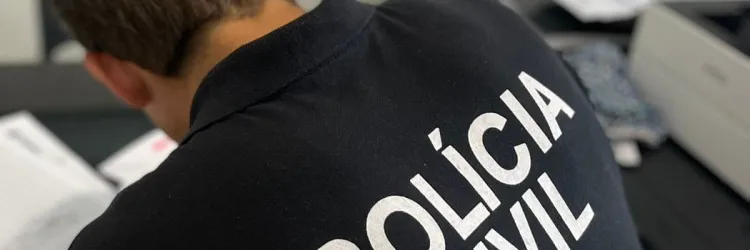 Policial em delegacia