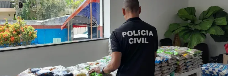 Policial organizando alimentos arrecadados no caruru