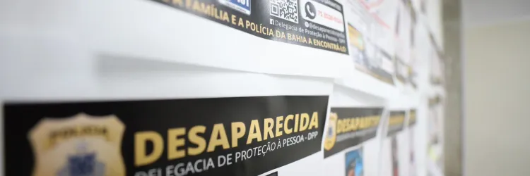 Mural com fotos de crianças desaparecidas