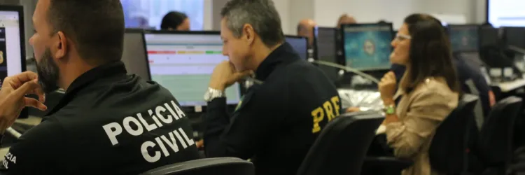 Na foto, policias em atividade 