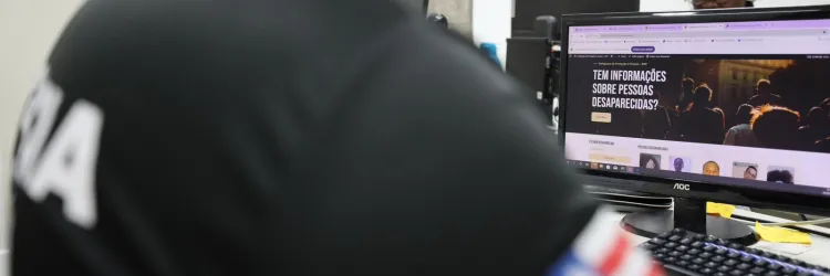 Na foto, servidor da PCBA trabalha em computador coorporativo 