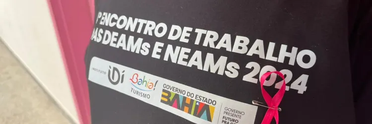 Na foto, pessoa usa camisa do evento