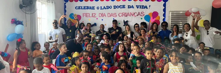 Na foto, crianças estão reunidas na comemoração 
