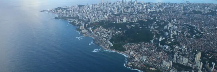 Vista do mar e cidade pelo helicóptero 