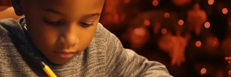 Criança escrevendo a cartinha 