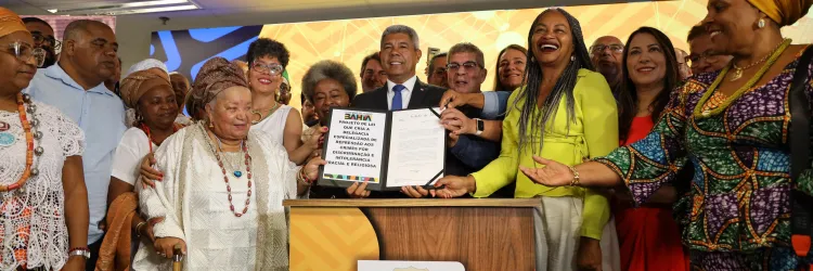 Governador com o projeto de lei da criação Decrin