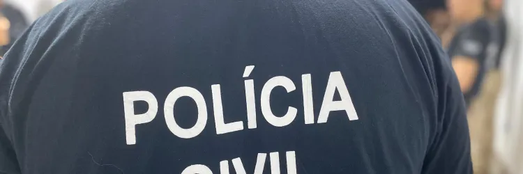 Policial civil acompanhando ação