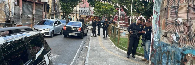 A operação contou com um efetivo de 80 policiais civis e 20 viaturas