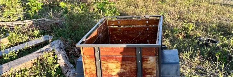 Uma carretinha para moto está entre os materiais recuperados