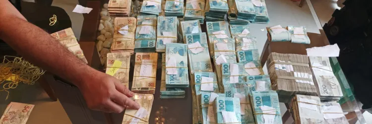 Em Porto Seguro, foram apreendidos uma arma de fogo e R$700 mil em dinheiro.