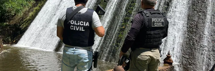 Policiais Civis realizando buscas 