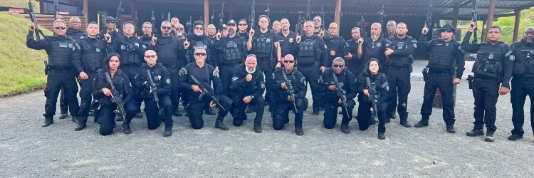 Equipe de policiais no curso