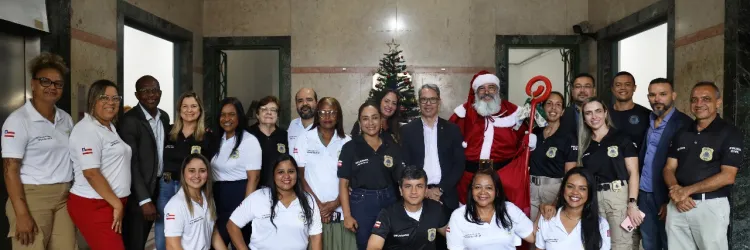 Equipe reunida em ação solidária 