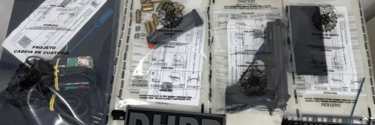 Uma pistola .40, um notebook e um celular foram apreendidos durante a ação