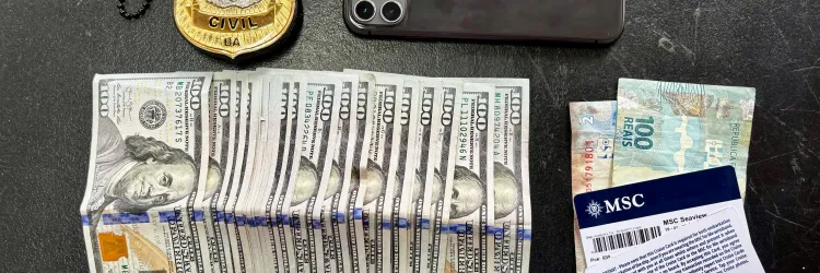 Dinheiro, um iPhone e dois cartões de acesso ao transatlântico foram apreendidos