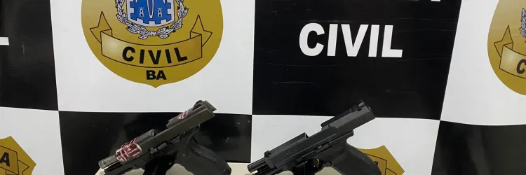 Armas e munições foram apreendidas com os suspeitos