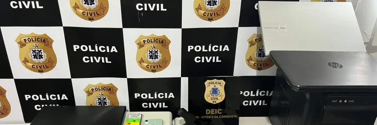 Uma pistola, notebooks, computador, celulares, pendrives, cartões bancários e uma máquina de cartão foram apreendidos