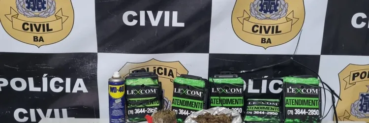 Arma e drogas foram apreendidas