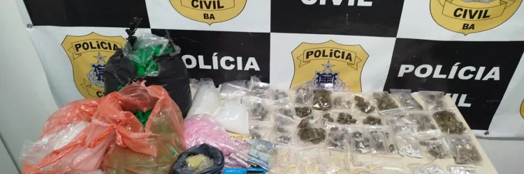Drogas, celulares, uma balança, dinheiro, relógio e carregador de pistola foram apreendidos durante operação