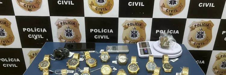 Apreensão de arma de fogo, porções de maconha, balanças de precisão, dinheiro e diversos relógios 