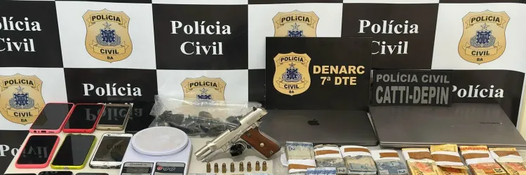 No Conjunto Penal de Juazeiro, as polícias Civil, Militar e Penal apreenderam 626 porções de cocaína, 936 porções de maconha e aparelhos celulares. 