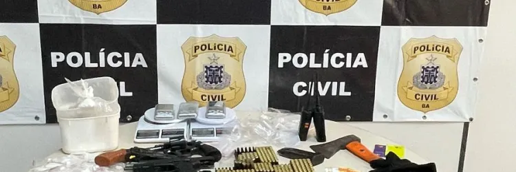 Armas, munições, drogas, aparelhos celulares, balança de precisão e dinheiro também foram apreendidos