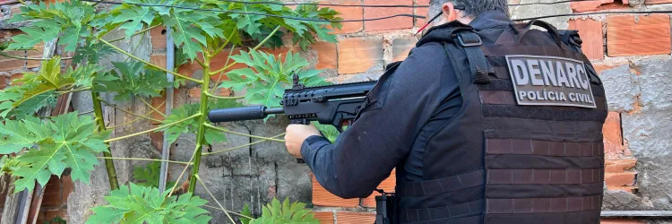 Principal alvo estava foragido após ser condenado por homicídio; o filho foi capturado com duas armas