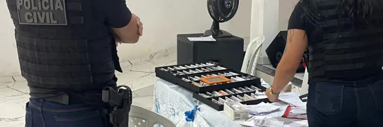 Suspeita foi flagrada realizando atendimentos oftalmológicos dentro de igreja, sem formação médica.