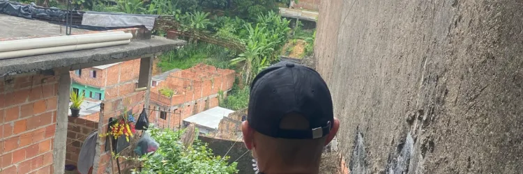 A vítima foi sequestrada na Praça da Embasa, em Camaçari, por quatro homens encapuzados e armados, que usavam coletes e distintivos policial