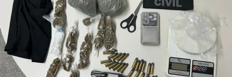 Arma, drogas, balanças e munições foram apreendidas durante a ação