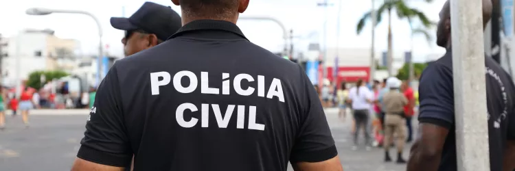 Um homem e uma mulher com tornozeleira eletrônica foram presos descumprindo uma ordem judicial de recolhimento domiciliar 