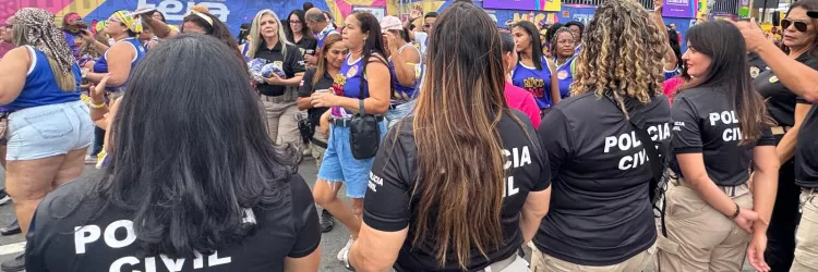 Policiais do sexo feminino em diligência