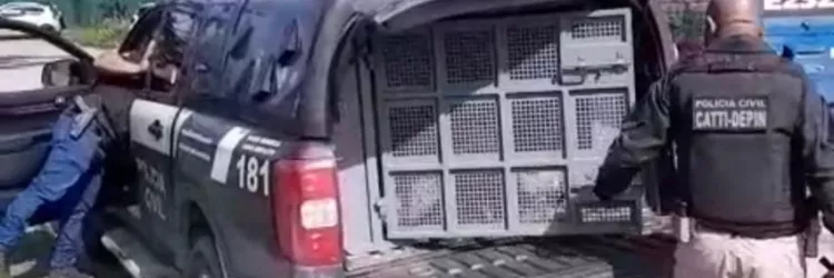 Policiais prendendo suspeito