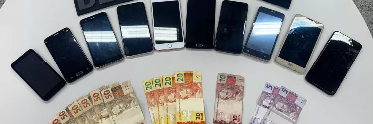 Celulares apreendidos na ação 