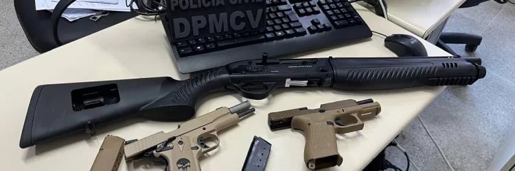 Uma pistola calibre 9 mm, com carregador e 18 munições, foi apreendida durante a diligência