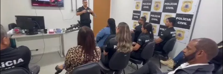 Policiais em palestra