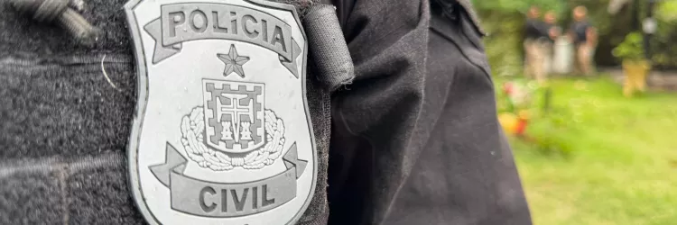 Ele resistiu à prisão e quebrou a janela de vidro da delegacia, causando lesões em um investigador