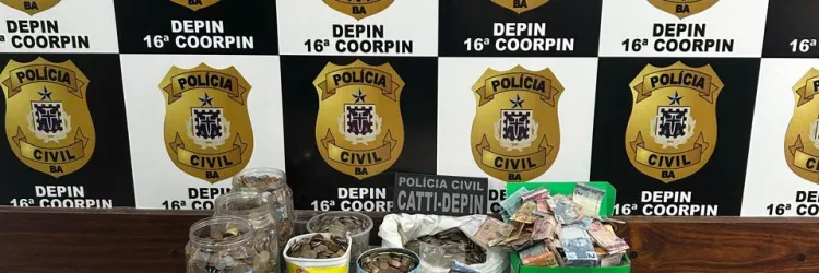 Seis celulares, R$ 15 mil e 160 pinos de cocaína foram apreendidos