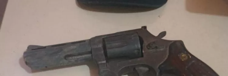 Pinos de cocaína e um revólver cal 38 foram apreendidos com o suspeito