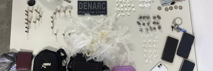 Foram apreendidos 46 pinos de cocaína, 56 pedras de crack, 15 buchas de maconha, um revólver calibre .38 e 23 munições do mesmo calibre