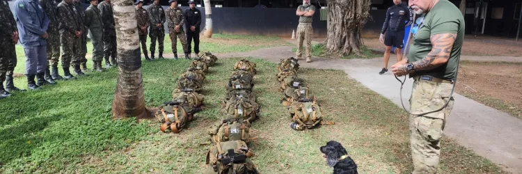 Estagiários do Curso de Adestradores de Cães de Guerra visitam a sede da Core