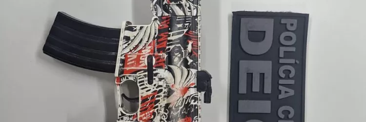 Adolescente é apreendido com simulacro de fuzil em via pública de Salvador