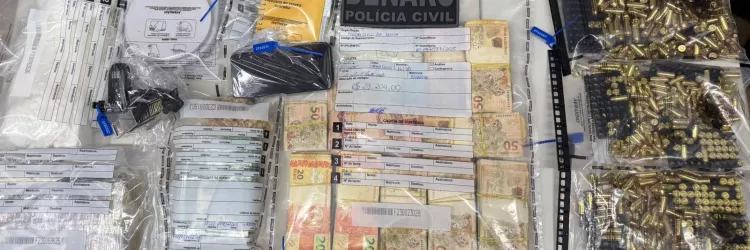 Gerente do tráfico é presa com drogas, munições e quase R$ 30 mil em de Feira de Santana