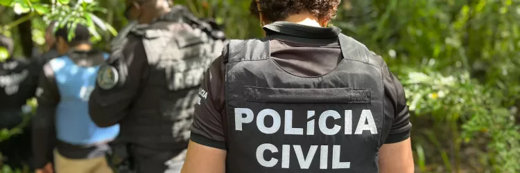 Policiais em área de mata