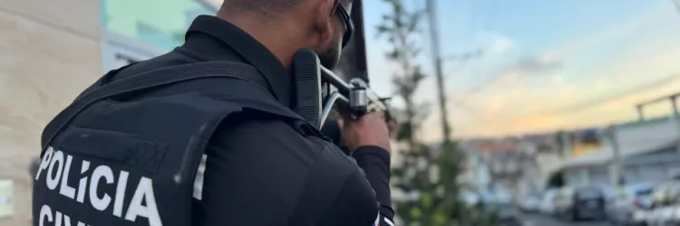 Mulher é presa por tráfico de drogas em ação da Polícia Civil em Lauro de Freitas